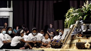 Families saying their final farewells to Fesola'i Va'ainga Tuigamala. Photo: Tagata Pasifika