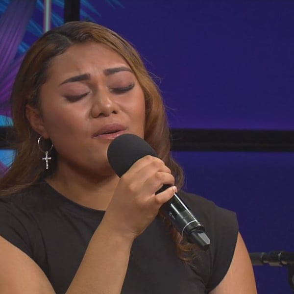 Silika Isaia and Sara-Jane sing Le Ali’i e, Le atua e (Pese 5)