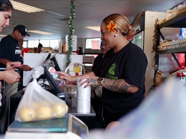 Siblings forgo salaries to help struggling families through produce market