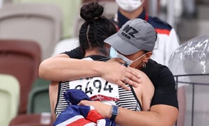 Lisa Adams gold medallist with sister Dame Valerie Adams