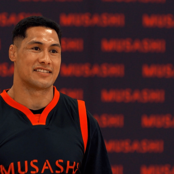 Roger Tuivasa Sheck gives back to his community in Ōtara